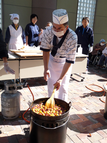 板さん、モツ、煮てます