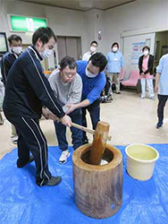 2021年最初の餅つき大会。今年も元気にこのコロナ禍を乗り切りましょう。
