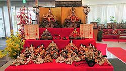 毎年3月にシャローム富士川の施設で展示している雛人形・飾りです