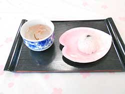調理レクとして桜茶とおはぎを作りました！