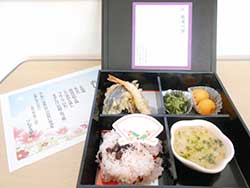 お赤飯、天ぷら、茶わん蒸しなど…豪華な食事にとても喜んでくださいました╲(^o^)/