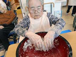 プレゼントと美味しいケーキを食べて大満足!!