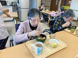 プレゼントと美味しいケーキを食べて大満足!!