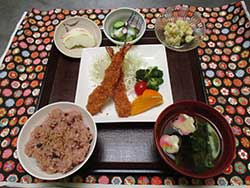 誕生会の献立 誕生会。誕生者様のリクエストに応えて、お赤飯とエビフライ