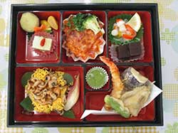 長寿の祝い膳 利用者様の健康を祈って用意した、豪華で立派な祝い膳