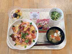 ひな祭り 皆さんの大好きな海鮮散らしを食べてお祝いしました