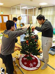 クリスマスツリーの準備です。プレゼントが楽しみです