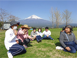 良いお天気に恵まれ、富士山も花もとってもきれいでした。