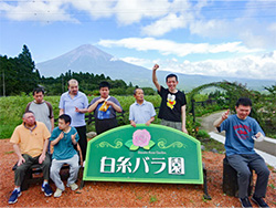 きれいな富士山をバックに、笑顔が素敵です。