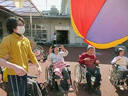 大きな風船のボールを、勢いよく返して、楽しそうな表情が観られました。