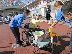 続いての競技は、水運びリレーです