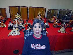 目今日の為に女性職員さんが、お雛様を綺麗に並べてくれて
みんなで記念撮影をしました。