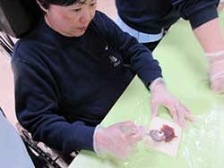 パンの上に餡子を塗り、苺をトッピングして完成です。餡子を塗るのは、なかなか大変そうでした。
