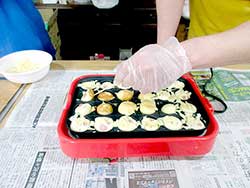 今回はたこ焼き器で一口サイズのアメリカンドックを焼きました♪