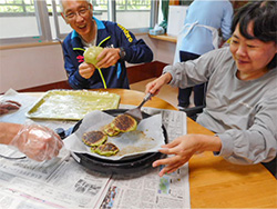 料理クラブにてバナナパンケーキを作りました。<br>出来上がった生地をホットプレートで焼きました。