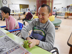 ホットケーキミックス、抹茶粉、バナナを袋に入れてコネコネ…<br>生地の出来上がり♬