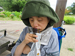 公園にてデザートを食べました。この後、プリンジュースも飲んだそうです。<br>花を見ながらの散歩も楽しまれました♪