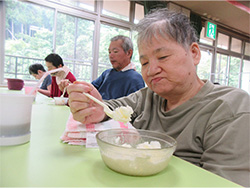 夏祭りが出来なかったので、くじ引きでアイスを決めて、みんなで召し上がりました。