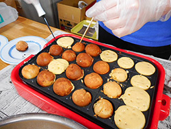 料理クラブにて、たこ焼き器でひとくちチョコカステラを作りました。