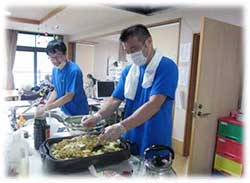 地元名物、富士宮焼きそば、焼いてます