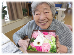 白寿・米寿の方に記念のお花を、開設記念で入所者にシャボンフラワーをお渡ししました(*´▽｀*)