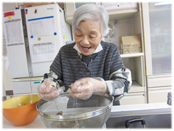 女性入居者さんにもお手伝いして頂き、蒸し里芋が完成(^^)/