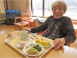 海苔が噛み切れない利用者様の為に卵で巻きました。