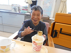 醤油ラーメンを笑顔で