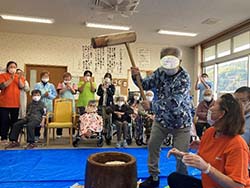 大きな掛け声とともにお餅をつきました。