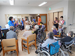 職員が紙芝居屋に扮装し紙芝居を読み、