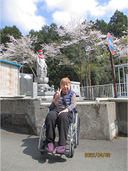 富士宮荘のシンボルお地蔵様と富士山と桜をバックに写真撮影をしました☆彡