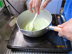 スーパーカップの抹茶味でわらび餅を作るチャレンジ！