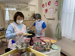 美味しいクレープが出来て利用者様は美味しそうに食べられていました☆