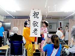 職員によるコスプレやダンスの出し物も皆さんに好評でした♪