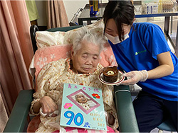 美味しいケーキをお誕生者様と一緒に召し上がりました