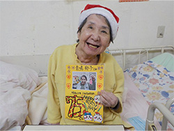 クリスマス！赤い帽子をかぶり、ショートケーキをぱくり(^Ｑ^)