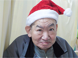 クリスマス！赤い帽子をかぶり、ショートケーキをぱくり(^Ｑ^)