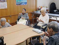 じめじめとして暑い毎日、アイスを食べてひんやり。