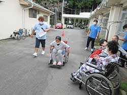 運動会といえばリレー！職員も一緒に参加し皆で盛り上がりました！