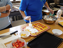 こどもの日にちなんで、鯉のぼりフルーツケーキを作成。