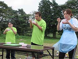 棟対抗職員かき氷早食い大会が盛り上がり