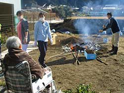 炎と煙に今年１年間の健康を願い