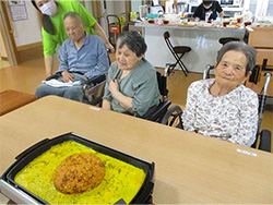 大きなオムライスをみんなでお昼に食べました。