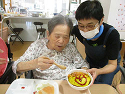 大きなオムライスをみんなでお昼に食べました。