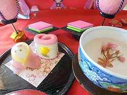 今月は「和菓子バイキング」と「桜茶」です。