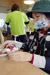 抹茶のカステラにイチゴやチョコスティックなどの色とりどりの材料で