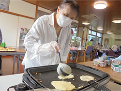 薄くホットケーキを焼き、あんこをのせて、チョコで顔を書いたら出来上がり。