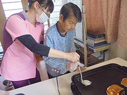 薄くホットケーキを焼き、あんこをのせて、チョコで顔を書いたら出来上がり。