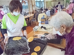 薄くホットケーキを焼き、あんこをのせて、チョコで顔を書いたら出来上がり。