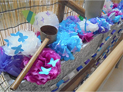 お花紙で紫陽花作り、窓際にきれいな手水鉢を作りました。